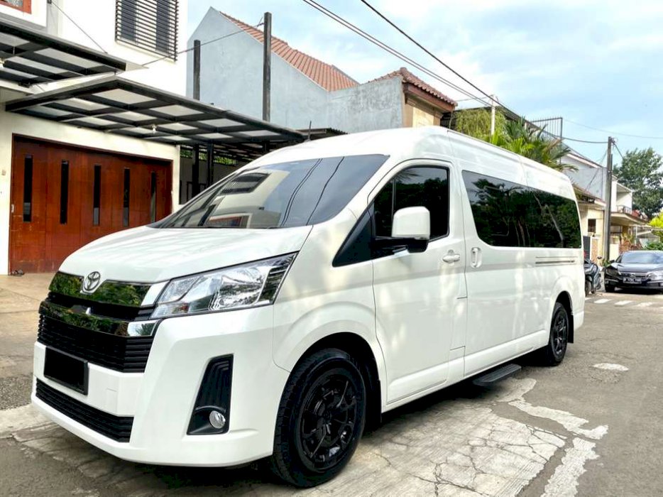 Toyota Hiace Premio Luxury